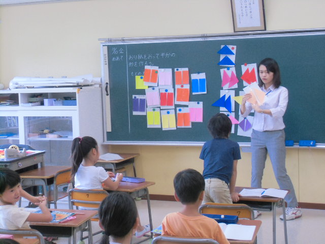 １０月１０日 金 算数少人数学習 分数の導入 ２分の１を体感 ２年生 井之頭小日記